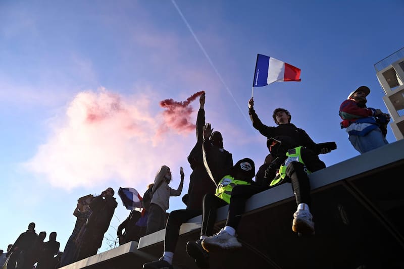 Las protestas contra el aumento del costo de vida y el deterioro de los servicios públicos volvieron a movilizar este sábado a cientos de miles de personas en Francia.
