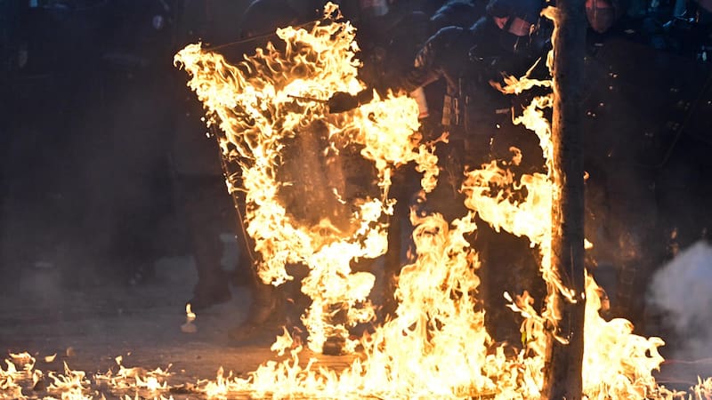 Hubo enfrentamientos con la policía durante las protestas en Francia.