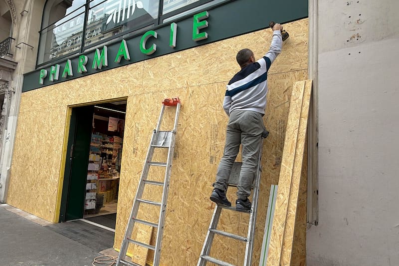 Comerciantes parisinos protegen sus negocios por miedo a que se repitan los episodios de violencia.