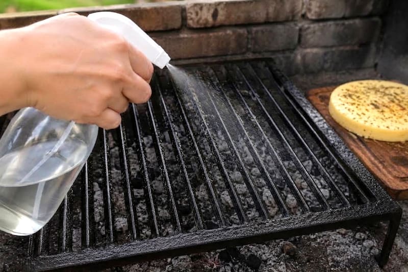 Rociar vinagre en la parrilla antes de poner la carne del asado: por qué recomiendan hacerlo y para qué sirve.