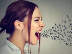 Qué significa que una persona levante la voz mientras habla, según la psicología