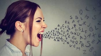 Qué significa que una persona levante la voz mientras habla, según la psicología