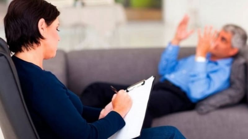 La terapia virtual y la terapia en persona pueden ser igual de efectivas, aunque cada una responde a necesidades distintas según el tipo de tratamiento.