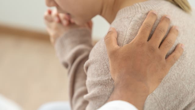 Un psicólogo de emergencias explica qué nunca hay que decirle a una víctima de una tragedia: “Aunque se digan con cariño, minimizan lo vivido”