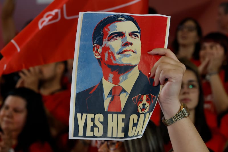 Detalle del cartel mostrado por una de las afiliadas durante la reunión del Comité Federal del PSOE que está previsto ratifique sus listas para las elecciones del próximo 29 de noviembre y al secretario general socialista, Pedro Sánchez.