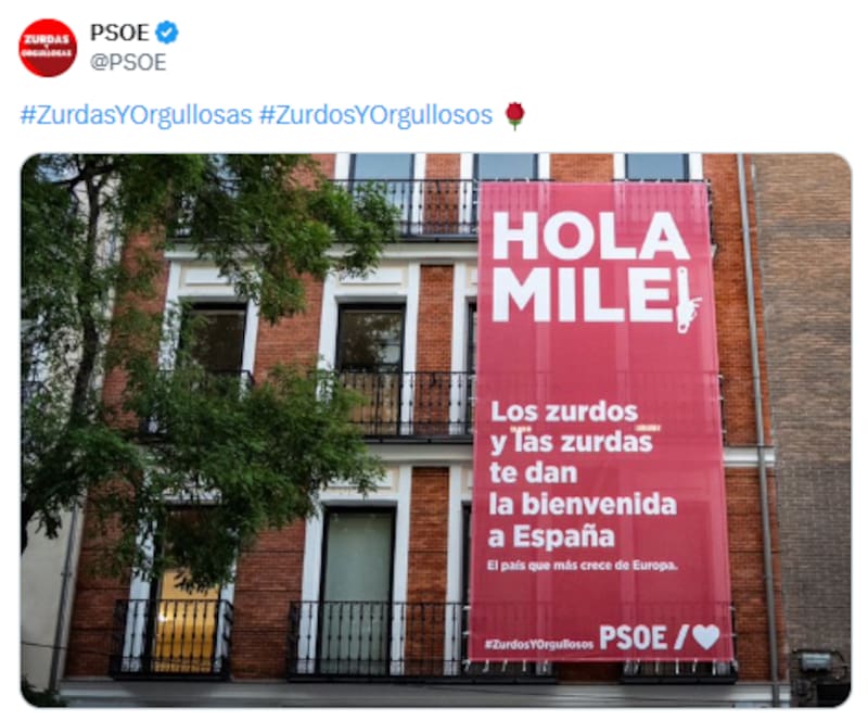 El cartel de bienvenida del orgullo para Milei tras su crítica al PSOE.