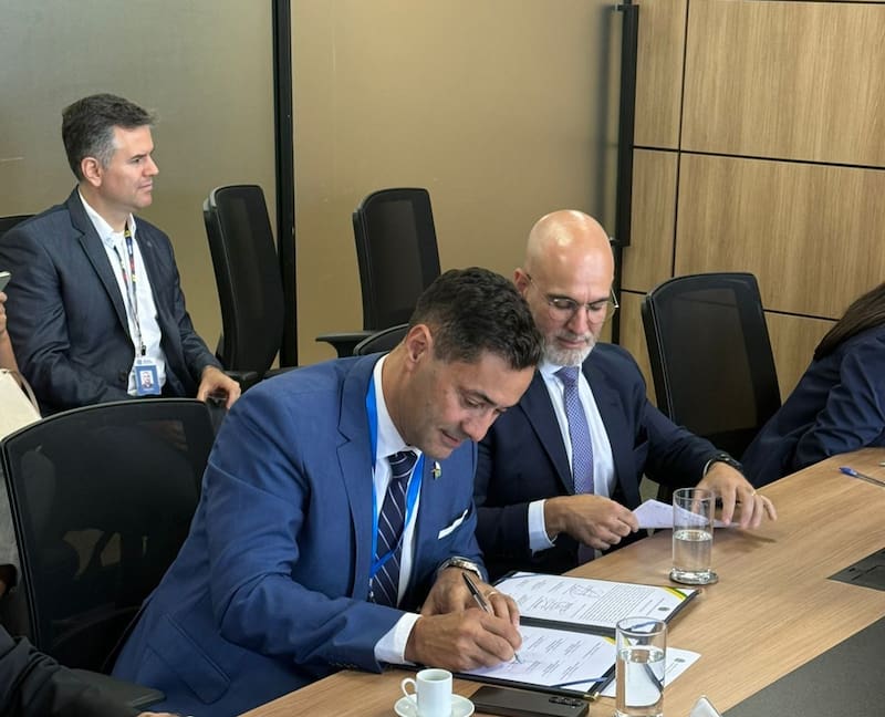 Guillermo Misiano, presidente y CEO de PTP Group, firmó el contrato de adhesión para la construcción de un puerto multipropósito en Puerto Murtinho.