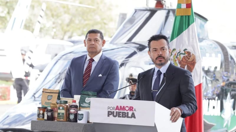 El coordinador de Gabinete, José Luis García Parra, junto con el gobernador Alejandro Armenta Mier.