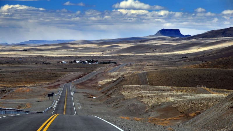 Soledad extrema: el pequeño pueblo de 34 habitantes que sobrevive gracias a una legendaria ruta y uno de los paisajes más bellos de la Argentina.