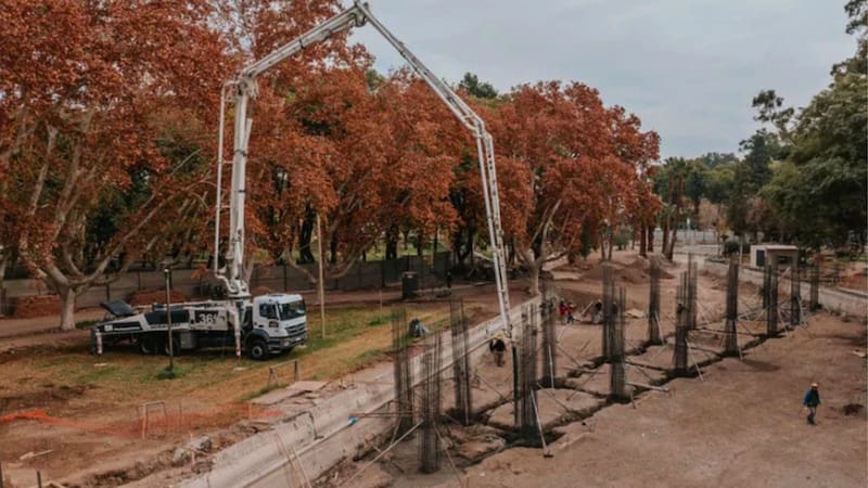 Una vez habilitada, los visitantes podrán caminar sobre el lago, disfrutar de vistas panorámicas del entorno y recorrer el parque desde una perspectiva completamente nueva.