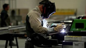 Empleo privado en alerta: la cifra que el Gobierno mira de cerca y cuáles fueron los tres sectores más golpeados