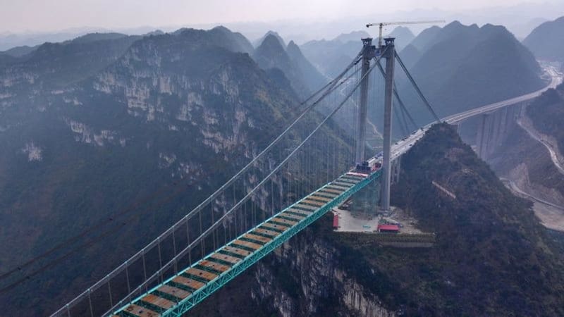 El puente más alto del mundo queda en China.