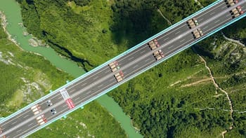 Un puente sobre las nubes: inauguran una monumental obra a 625 metros de altura que reduce un viaje de dos horas a dos minutos