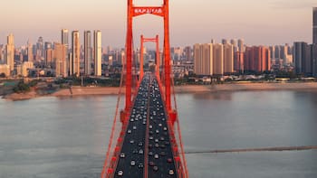 Construyen el puente colgante más gigante del planeta Tierra: estará a más de 300 metros de altura y cruzará uno de los ríos más importantes del mundo