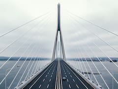 Construyen el puente colgante más largo del mundo: soportará 6 carriles para autos, vías de tren y es el mayor orgullo del país