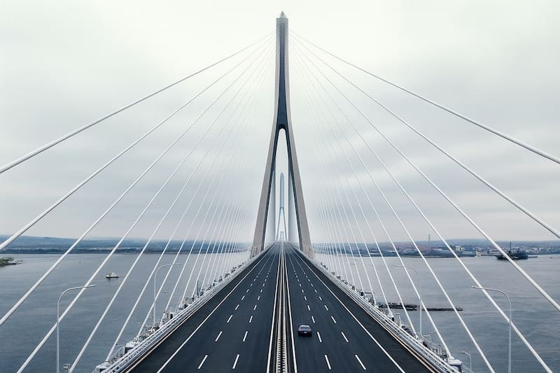 El protagonista de este cambio es el puente Kruunuvuori, ubicado en Helsinki. Con una extensión cercana a 1,19 kilómetros, se posiciona como uno de los más largos de Europa. Imagen: ChatGPT.
