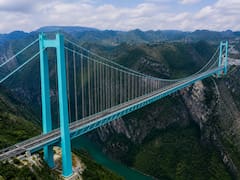 Un puente sobre las nubes | Estrenan una espectacular obra a 625 metros de altura que reduce un viaje de dos horas a dos minutos