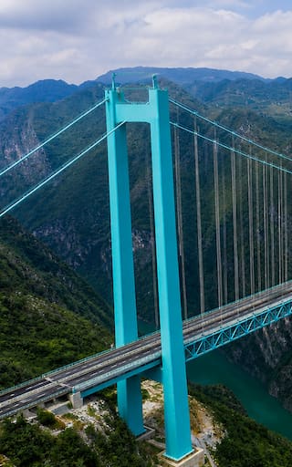 Un puente sobre las nubes | Estrenan una espectacular obra a 625 metros de altura que reduce un viaje de dos horas a dos minutos