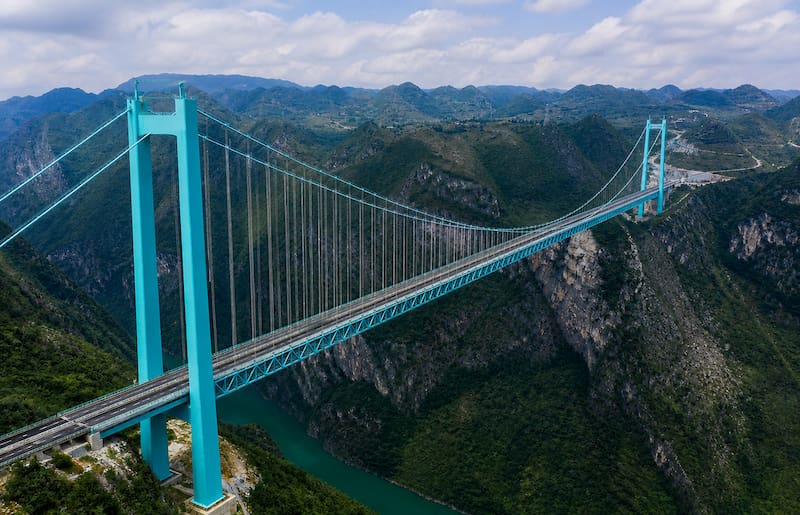 Puente del Gran Cañón de Huajiang, una de las obras de infraestructuras más grandes de China (Fuente: recreación por inteligencia artificial).