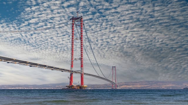 Una potencia industrial construye en el puente colgante más largo del mundo: mide más de 2.000 metros y supera a Japón