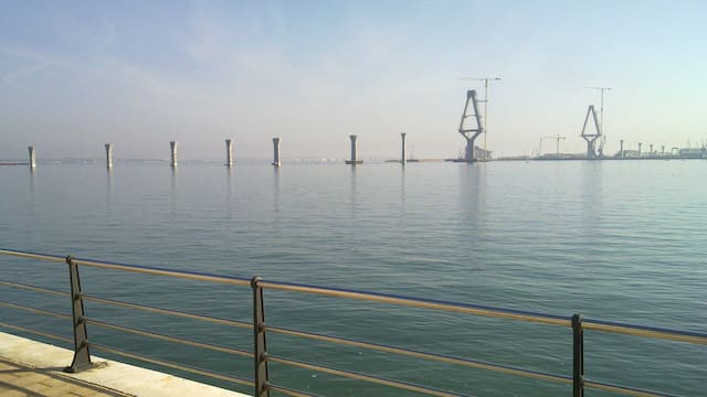 Megaconstrucción del viaducto más largo del país: estará suspendido sobre el océano gracias a una torre hundida