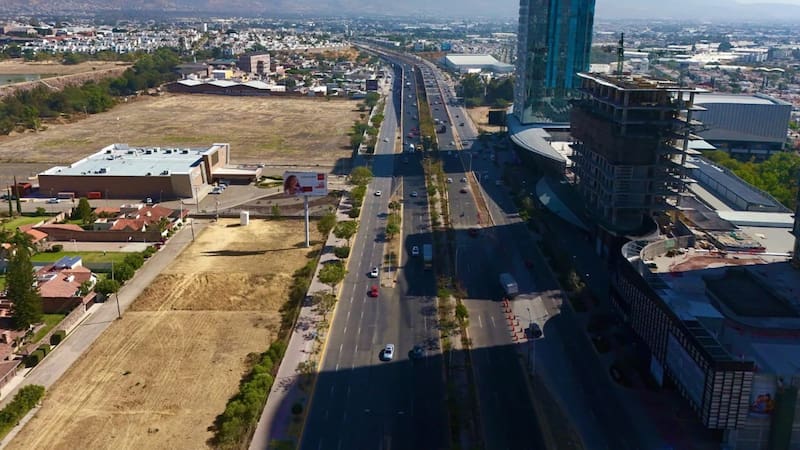Por el bulevar Aeropuerto en León transitan entre 200,000 y 220,000 vehículos al día.