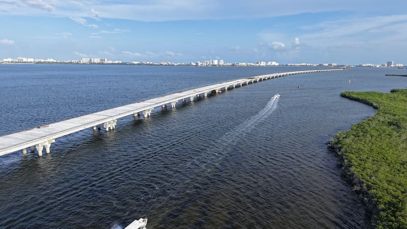 Con 8,8 kilómetros sobre la laguna, el puente será una de las estructuras más extensas de América Latina y permitirá reducir hasta 45 minutos los traslados en temporada alta. Imagen publicada por el Gobierno de México en el comunicado 003 -2026.