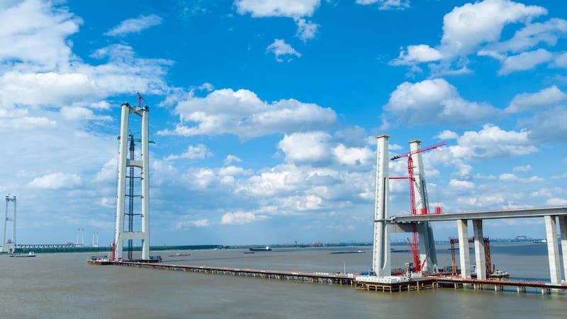 Puente Zhangjinggao sobre el río Yangtze en China.