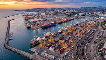 Lanzan 227 bloques de hormigón al mar para construir el puerto más grande del mundo: ocupará 1.370 hectáreas y tendrá más de 60 muelles