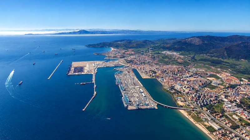 Vista aérea del Puerto de Algeciras, situado en la bahía de Algeciras junto al Estrecho de Gibraltar.