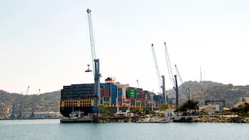 Las exportaciones arrancan 2026 con señales encontradas: la manufactura acelera, los autos frenan