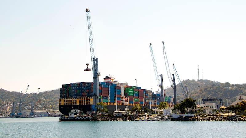 Operaciones de comercio exterior en la zona industrial de Manzanillo, Colima.