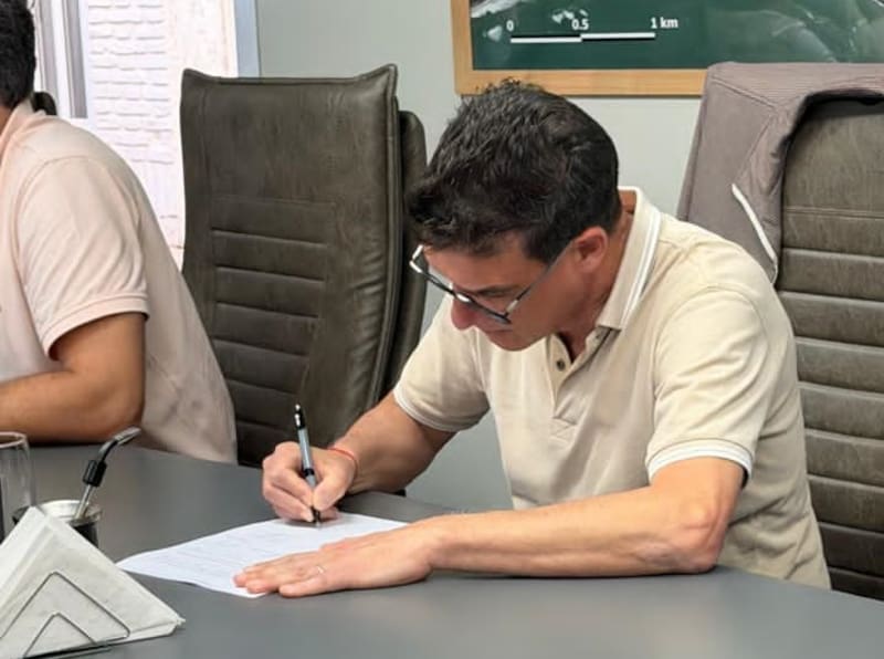 Mariano Carrillo, presidente interino del Consorcio de Gestión de Puerto Quequén, estampa su firma en el acuerdo.