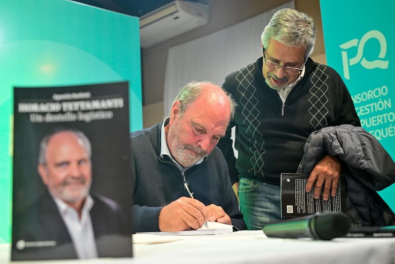 Horacio Tettamanti firmó ejemplares del libro que analiza su gestión al frente de la subsecretaría de Puertos y Vías Navegables de la Nación entre 2012 y 2015.
