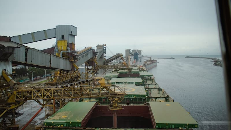 Desde el puente de mando del buque Seralia, se siguió la carga de 68.000 toneladas de soja con destino a China.