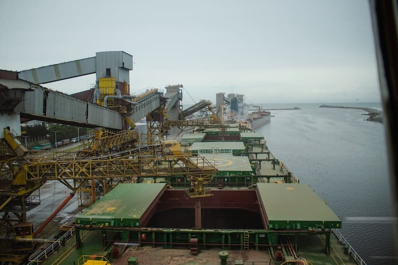 Desde el puente de mando del buque Seralia, se siguió la carga de 68.000 toneladas de soja con destino a China.