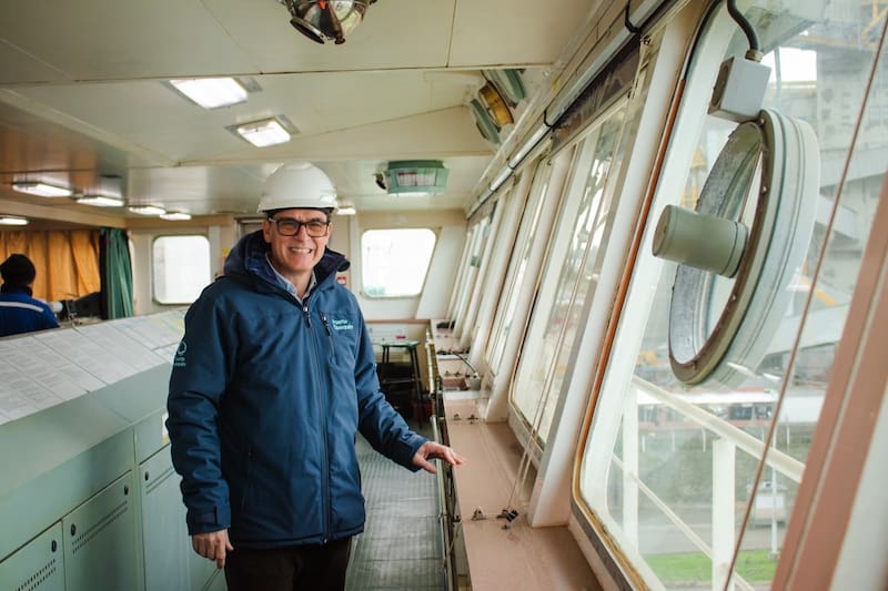 Mariano Carrillo, presidente interino del Consorcio de Gestión del Puerto de Quequén a bordo del buque Seralia.