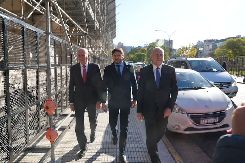 Pullaro con los exgobernadores Antonio Bonfatti y Omar Perotti rumbo a Tribunales en 2025