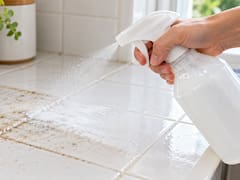 Pulverizar agua oxigenada con limón para blanquear superficies: cómo preparar la mezcla de forma segura y en qué zonas se aconseja su uso