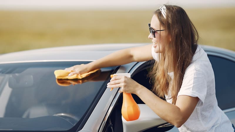 Pulverizar vinagre en el parabrisas del auto: para qué sirve y por qué lo recomiendan. Foto: Freepik