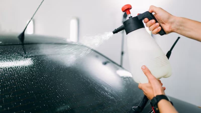 Pulverizar vinagre en el parabrisas del auto: para qué sirve y por qué lo recomiendan. Foto: Freepik