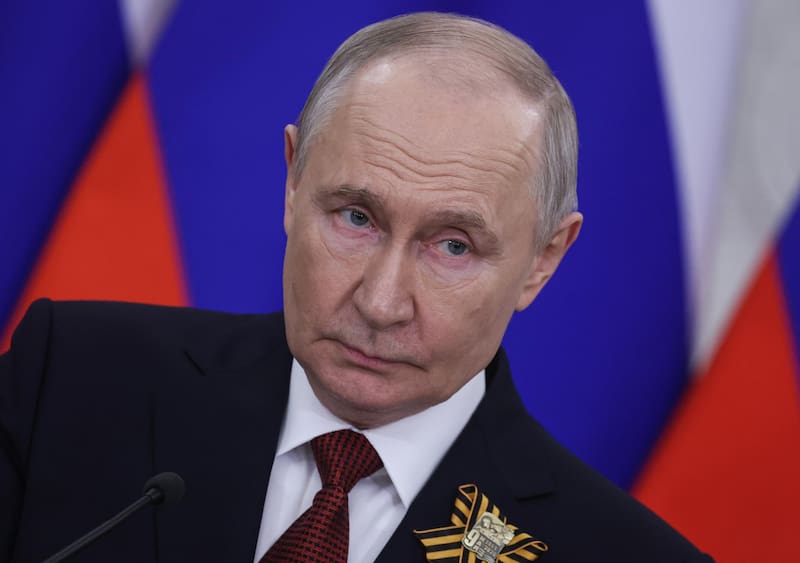 Mientras Putin buscaba transmitir confianza ante empresarios y funcionarios, Zelensky aprovechó la atención internacional para presentar a Ucrania como un actor dispuesto a negociar,