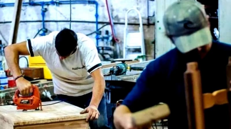 La mayoría de los comercios y PyMEs sigue atendiendo mensajes de forma manual