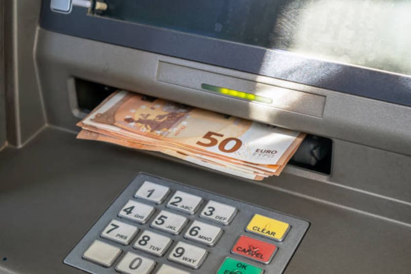 ¿Qué pasa con el dinero dentro de las cuentas bancarias cuando fallece un titular?