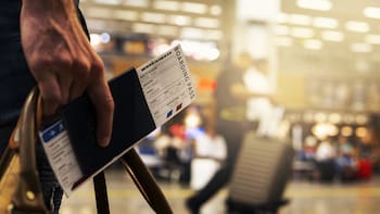 Qué es la regla de las “tres letras” que las aerolíneas usan: si no se cumple no te dejarán subir al avión