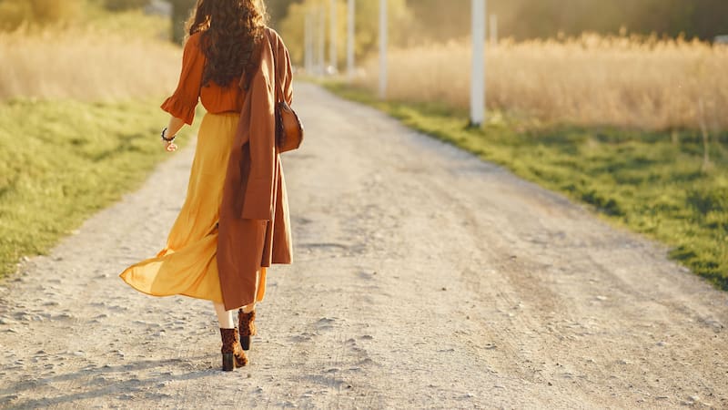 Qué significa caminar con la mirada puesta en el suelo, según los psicólogos. Imagen: archivo.