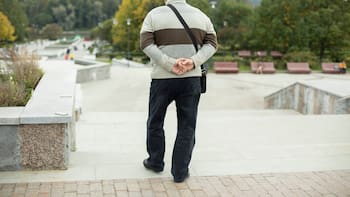 ¿Qué significa caminar con las manos atrás de la espalda? Esto dice la psicología