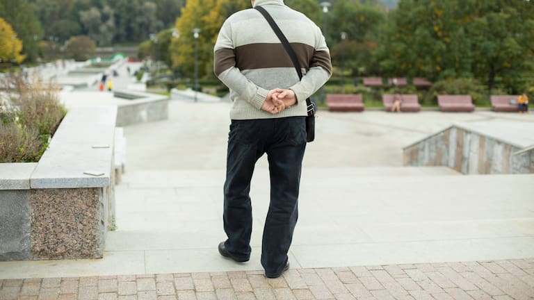 ¿Qué significa caminar con las manos atrás de la espalda? Esto dice la ...