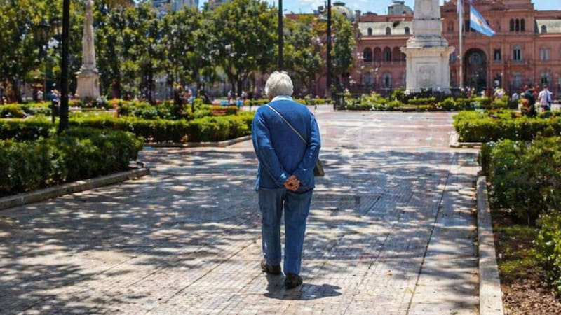 Qué significa caminar con las manos en la espalda, según la psicología