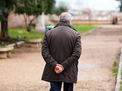 Qué significa caminar con las manos detrás de la espalda, según la psicología